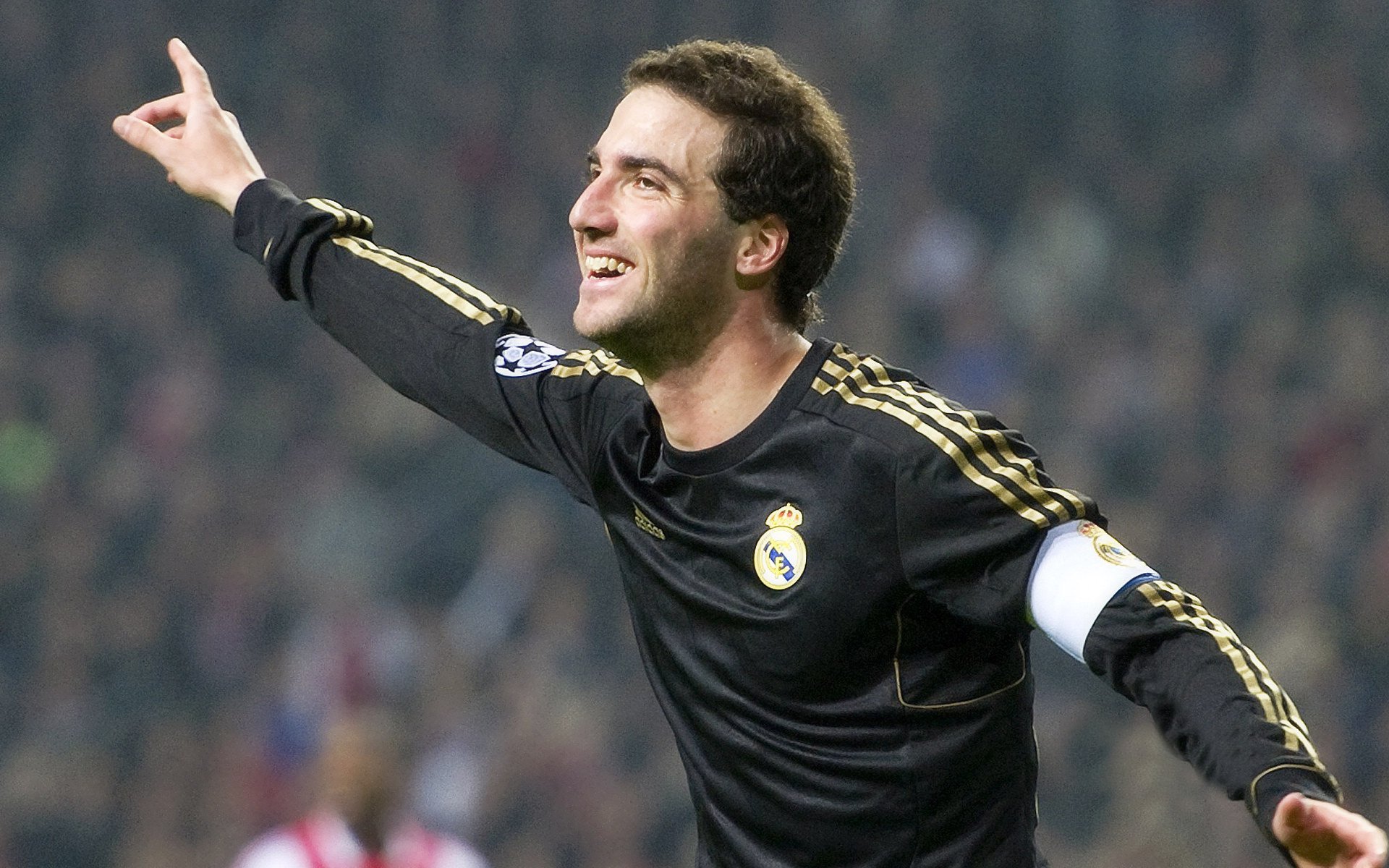 基:全黑队的“防守大师”,每次关键防守都展现出无与伦比的技术